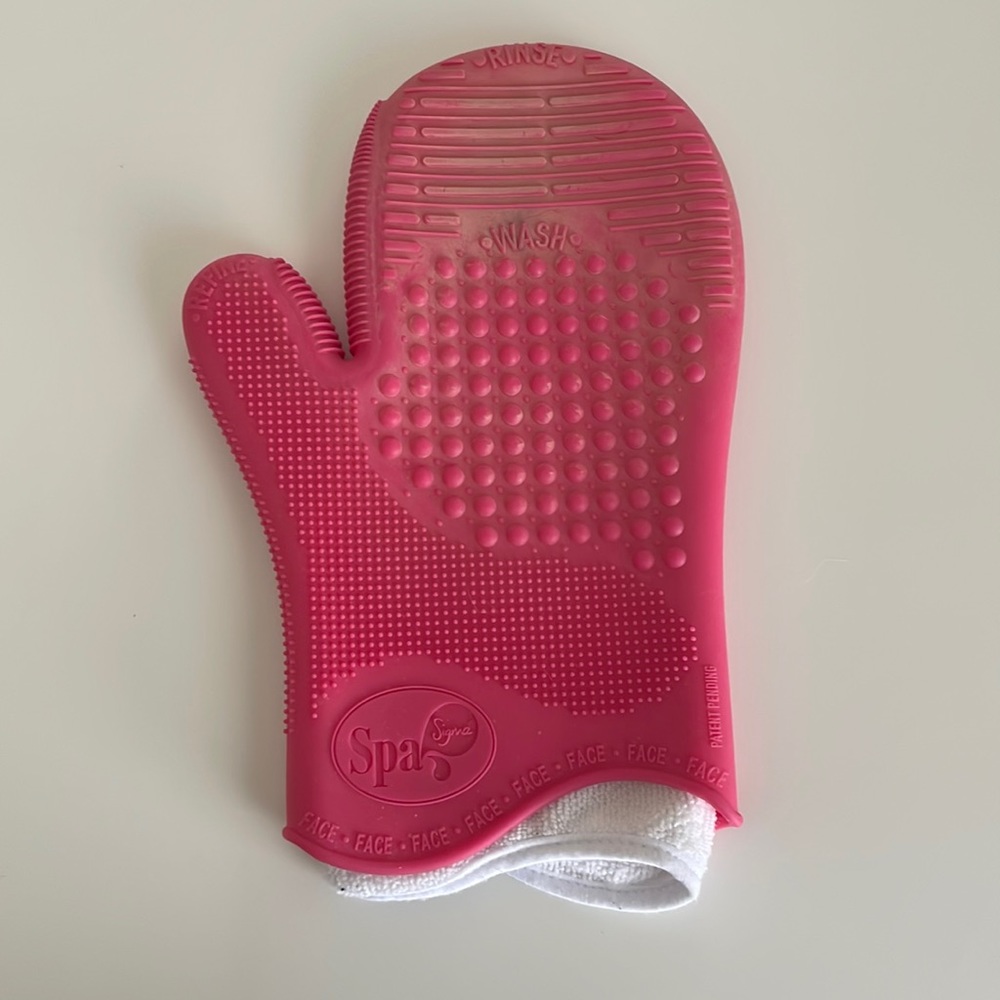 Sigma Beauty spa brush washing glove